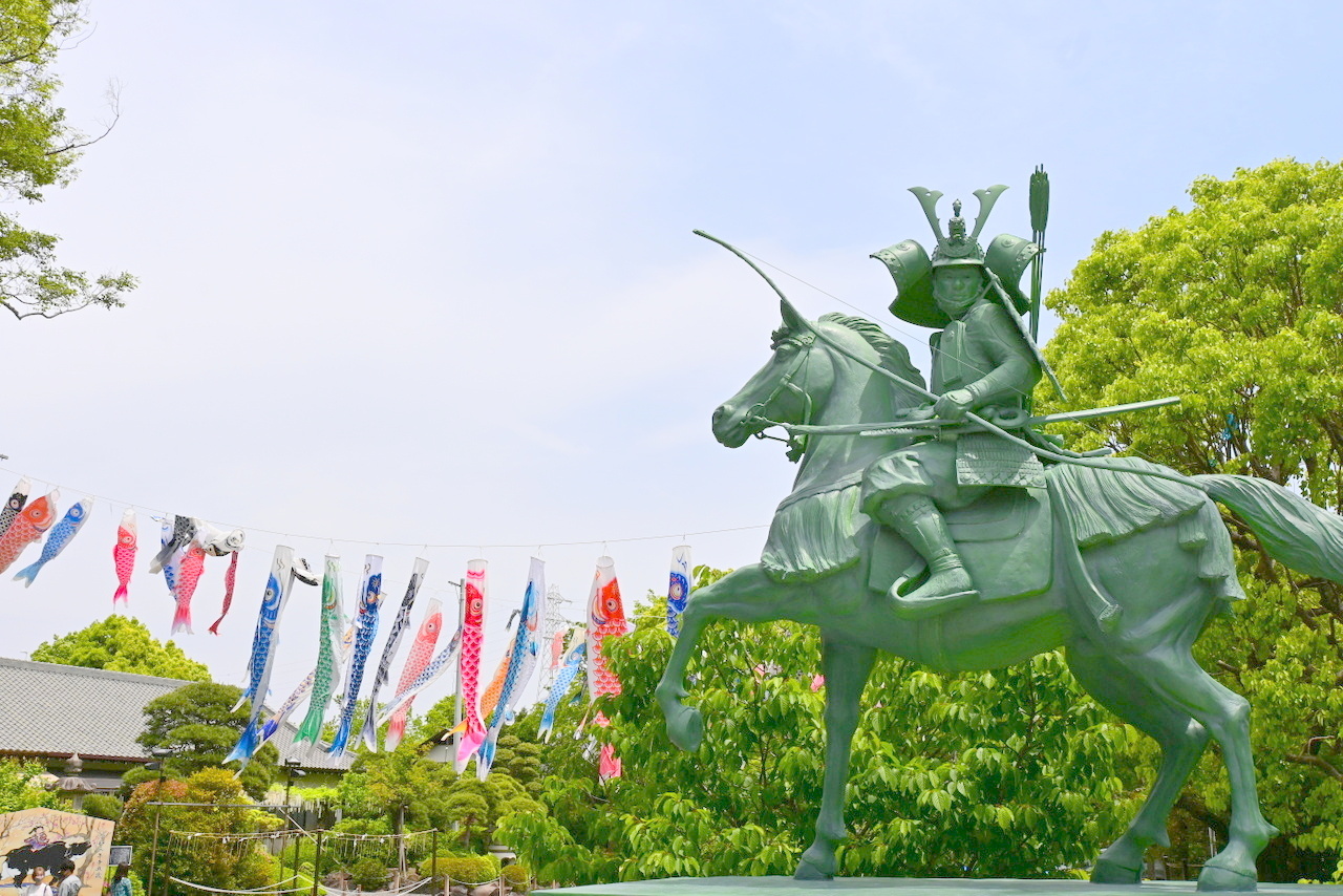 白旗神社：義経像と鯉のぼり