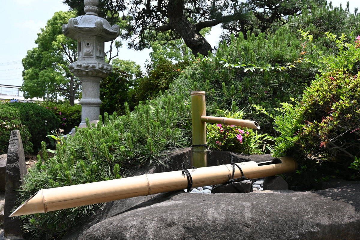 白旗神社：社務所前のつくばい