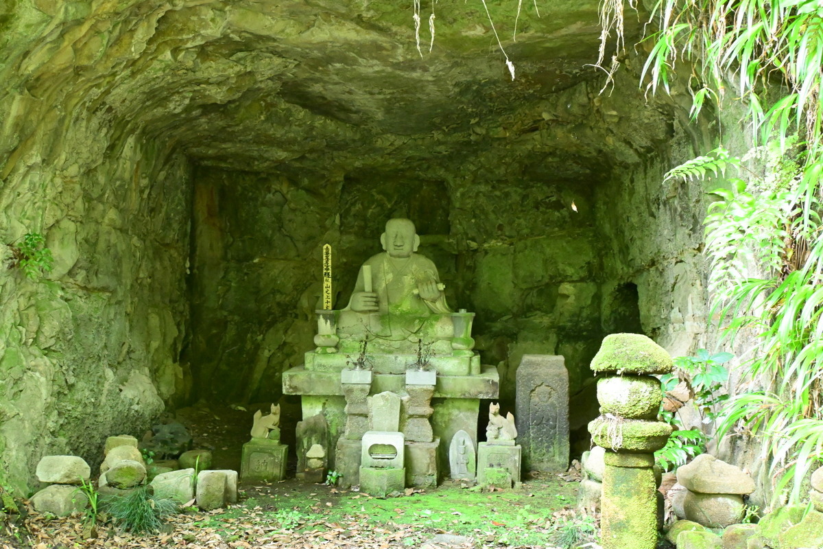 妙法寺：化粧窟の石像群
