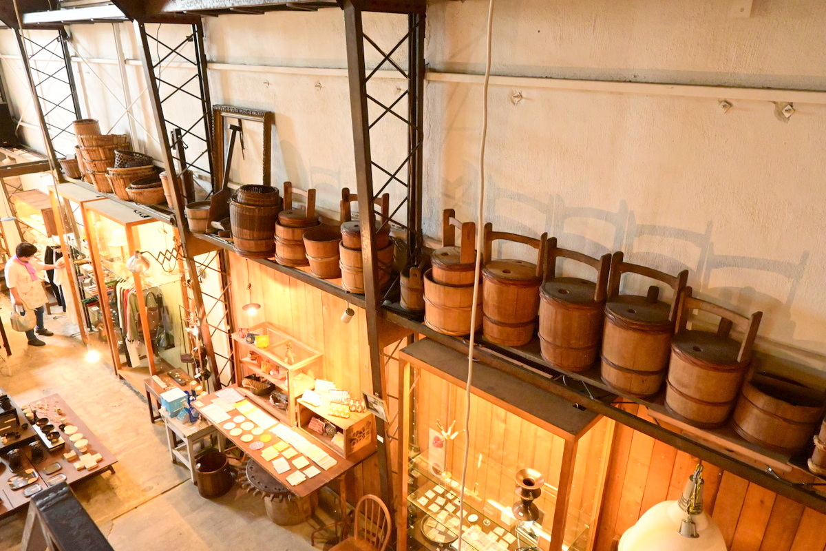 熊澤酒造：okeba 店内に並んだ桶