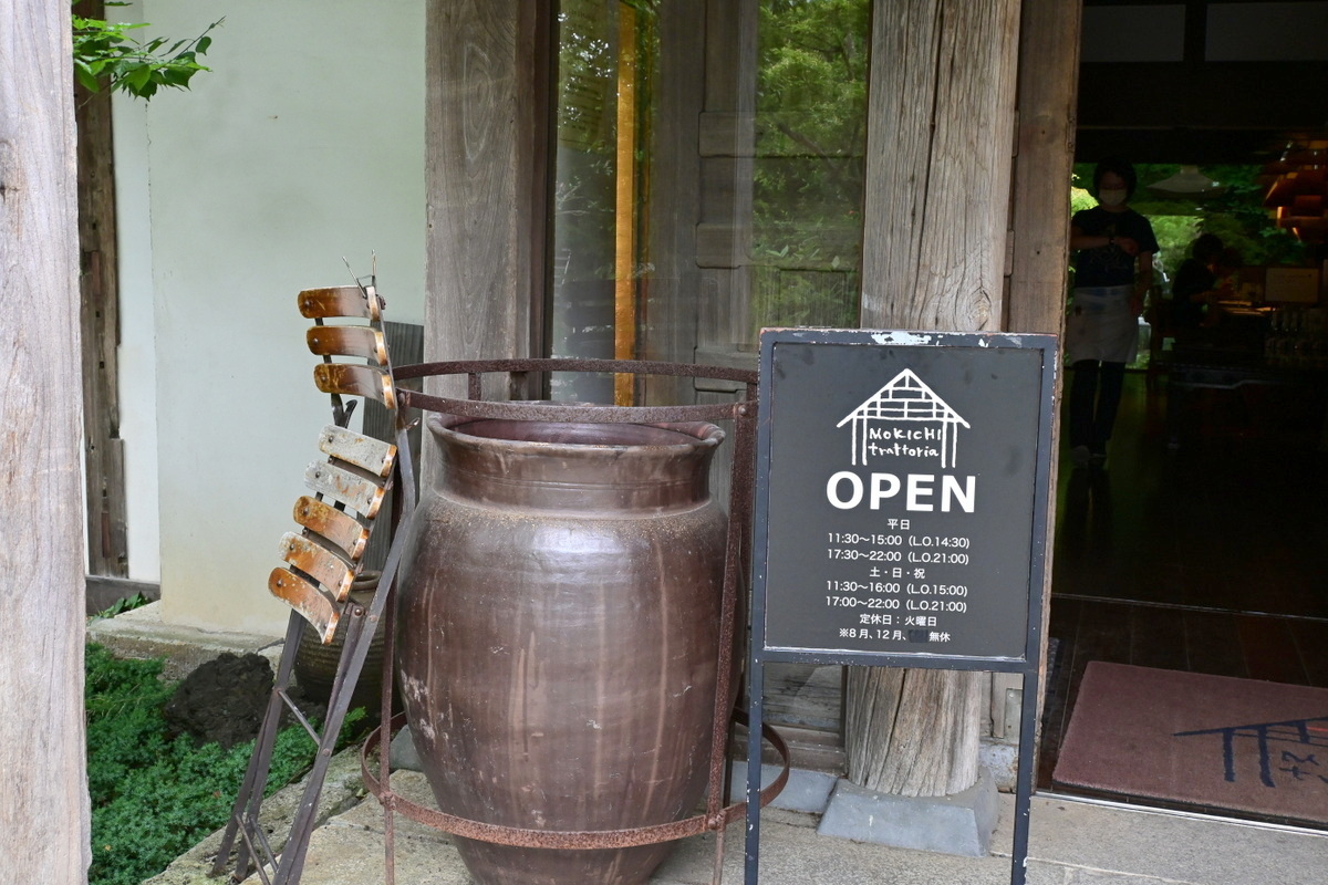 熊澤酒造：モキチトラットリア 入り口のかめ