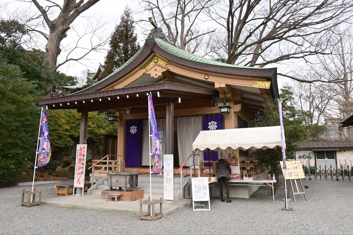 白旗神社：毘沙門天を祭る堂宇（2022年１月撮影）