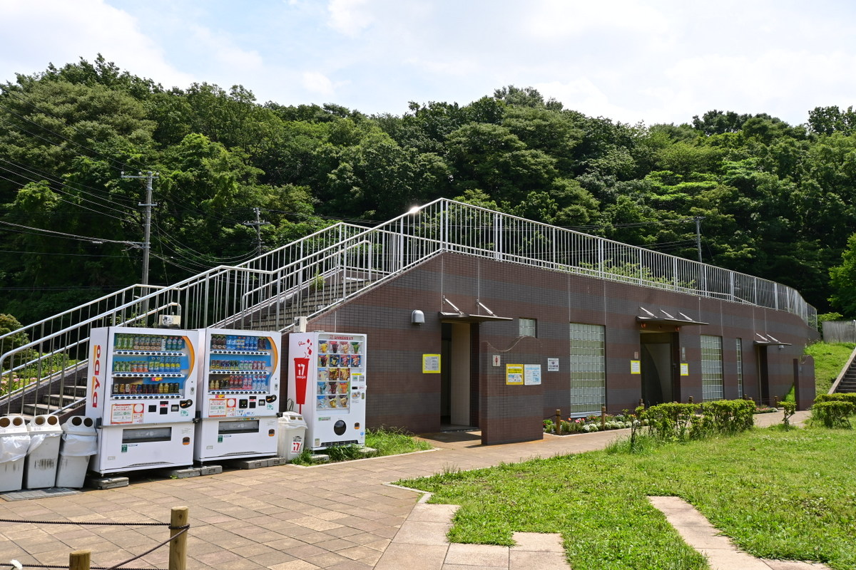 引地川親水公園：トイレと自動販売機