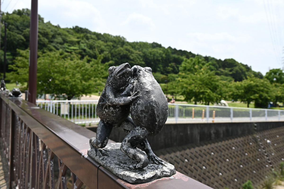 引地川親水公園：天神橋欄干の相撲を取るカエル