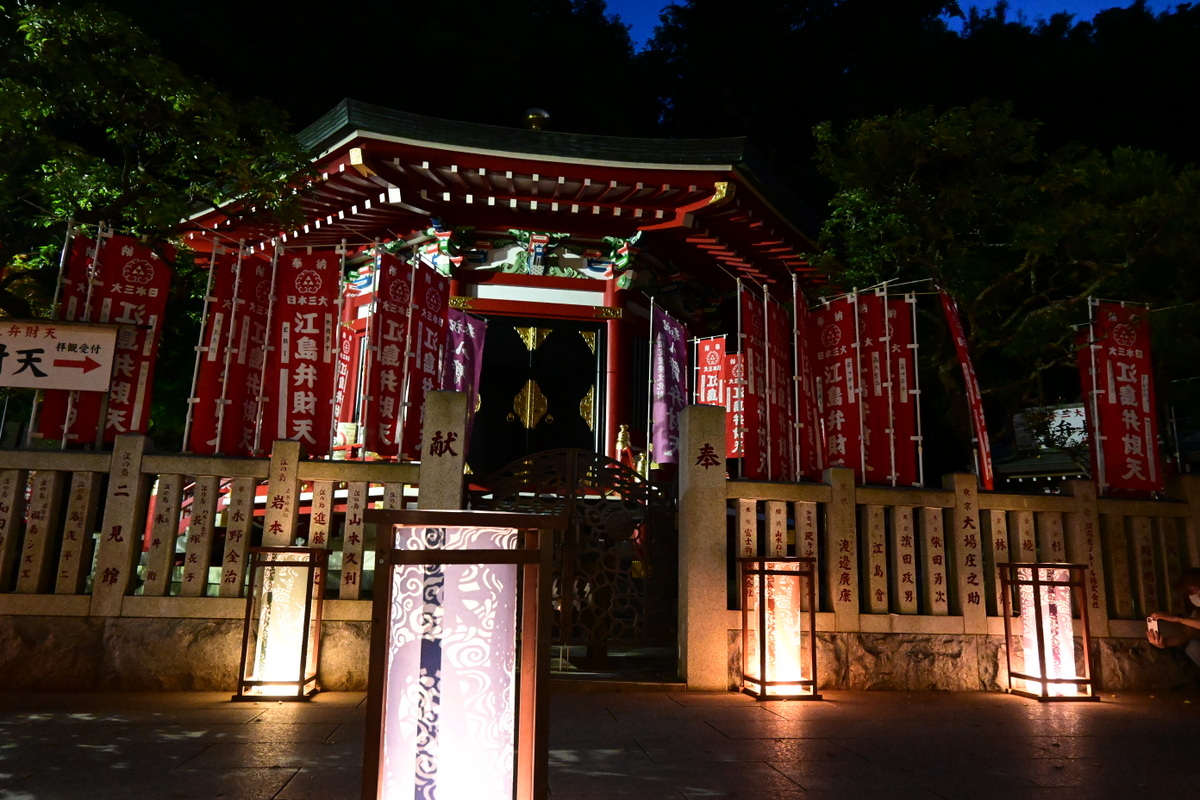 江の島灯籠2021：江島神社奉安殿