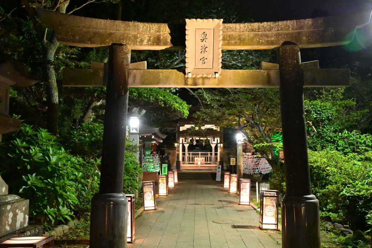 江の島灯籠2021：江島神社奥津宮鳥居