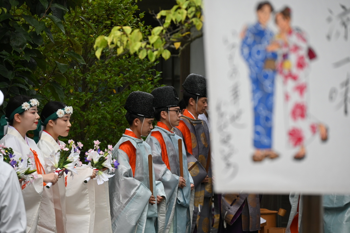 ぼんぼり祭：立秋祭　出番を待つ神職と巫女