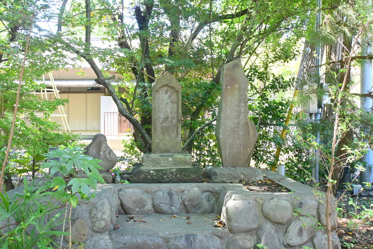 鶴嶺八幡宮：朝恵上人の碑