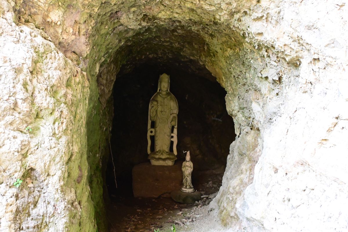 浄智寺：洞窟の観音像