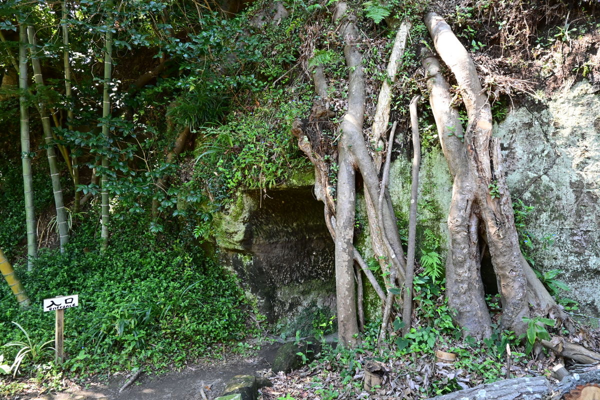 英勝寺：洞窟入り口