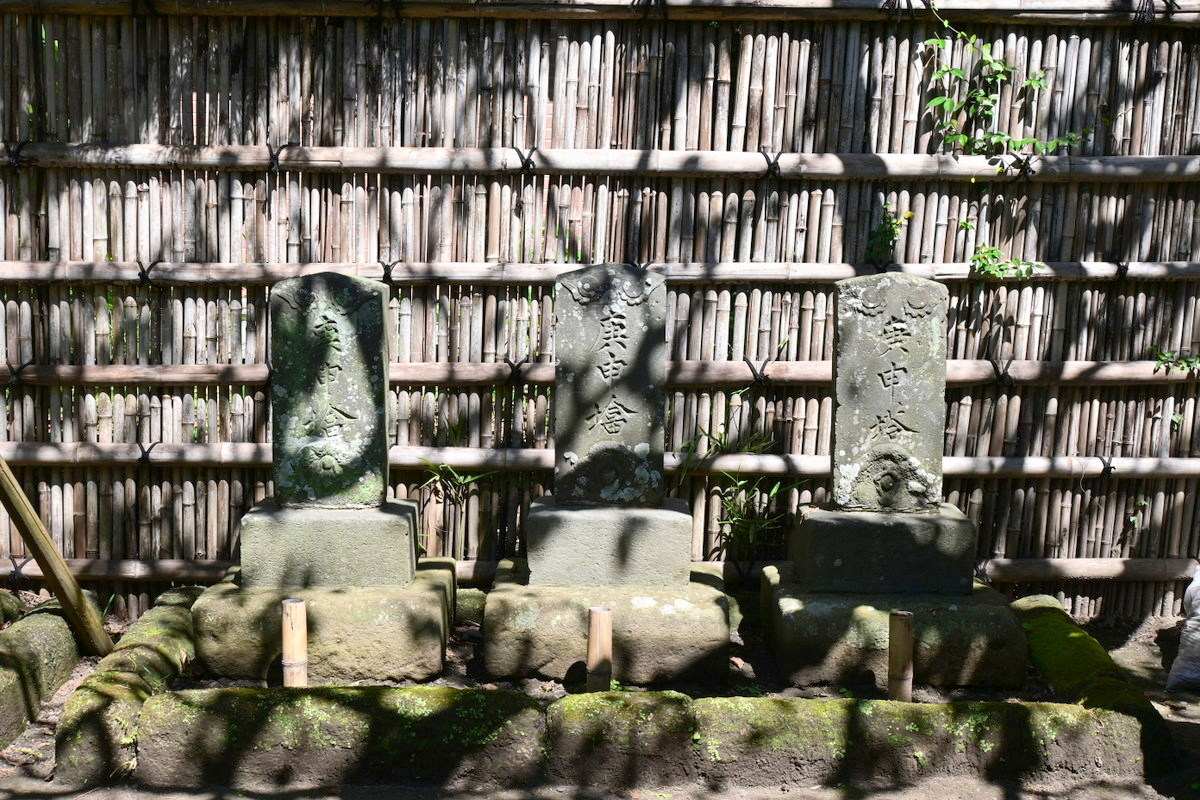 宝戒寺：参道の庚申塔