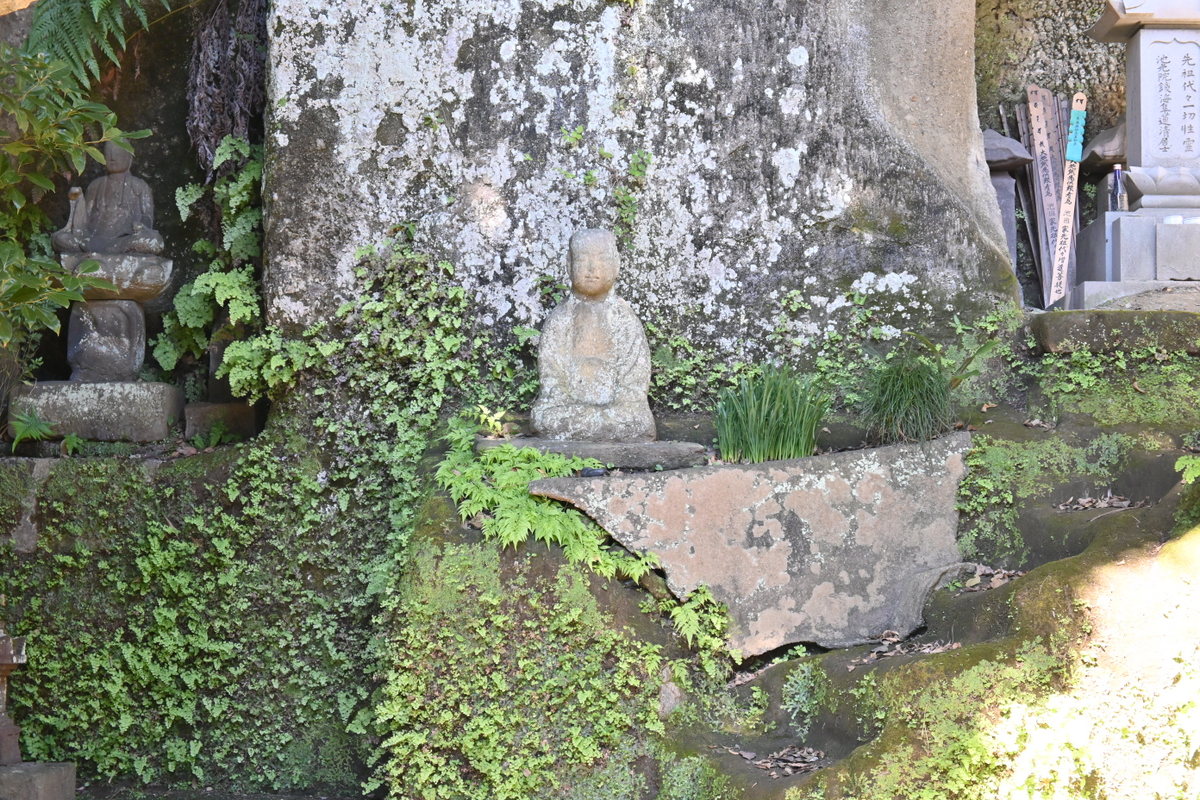 浄光明寺：観音堂近くの地蔵と石段