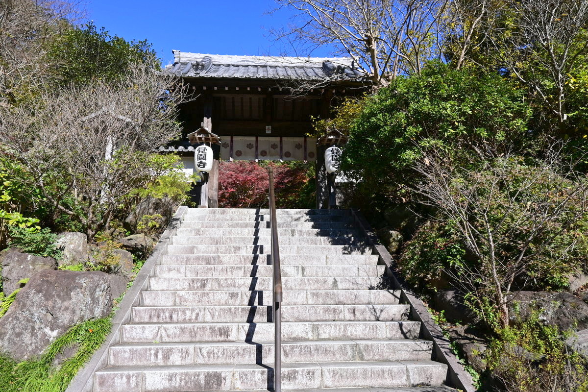 覚園寺：正門