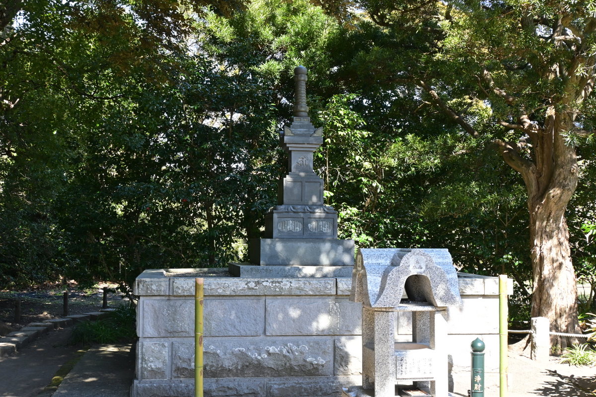 宝戒寺：宝篋印塔