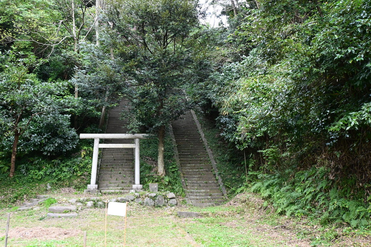 大江広元らの墓に続く階段