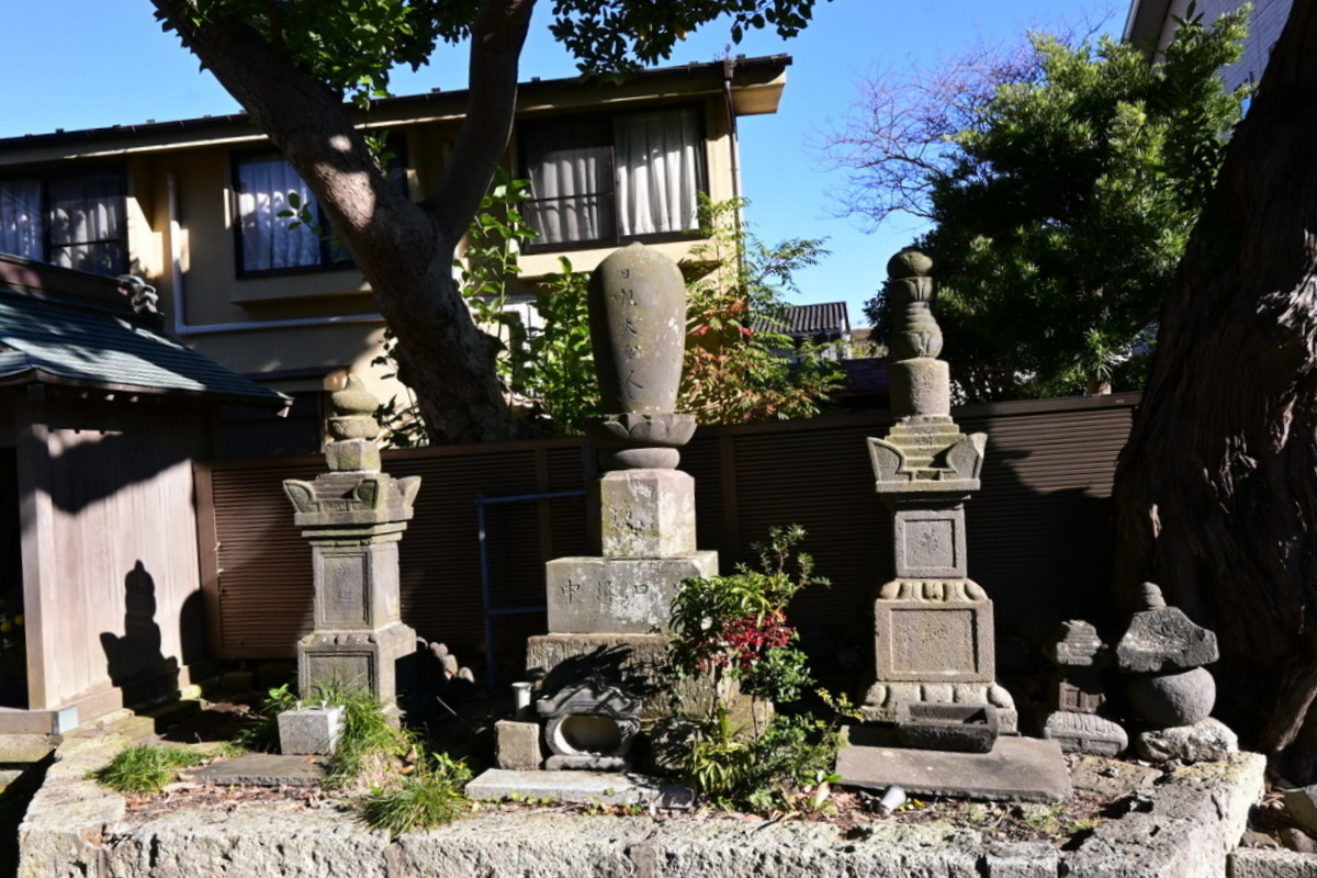 妙隆寺：日親の墓とされる石塔