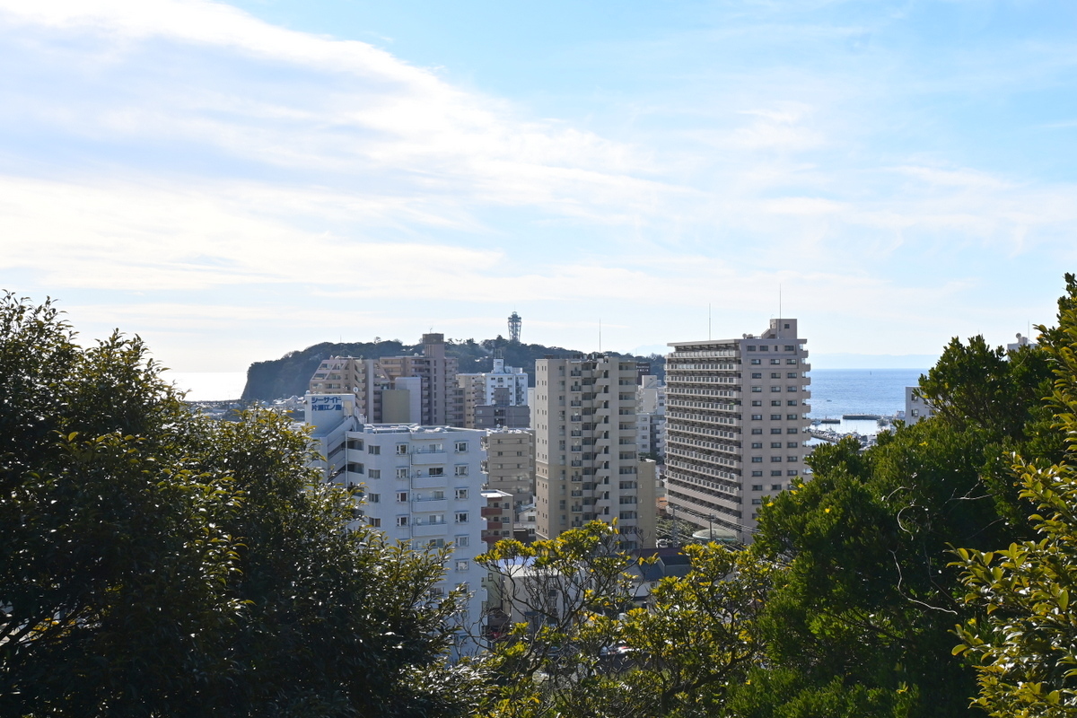 龍口寺 仏舎利塔前から見た江の島