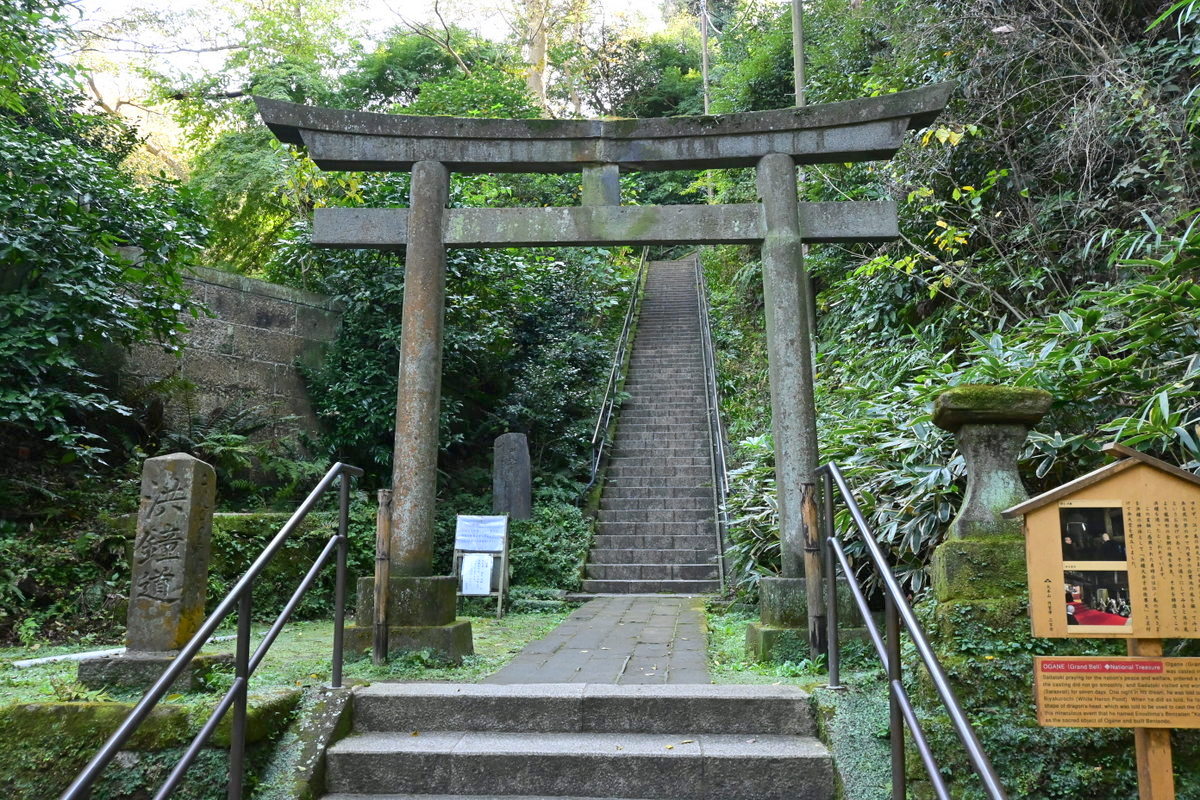 円覚寺：弁天堂に続く階段
