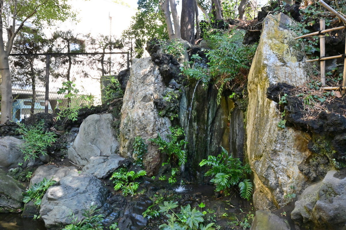 高砂緑地：松籟庵小さな滝