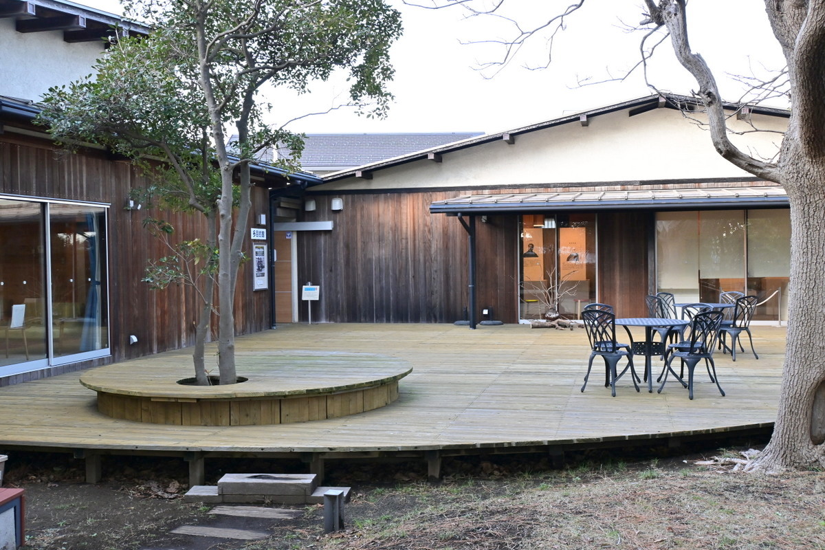 茅ヶ崎ゆかりの人物館：テラス