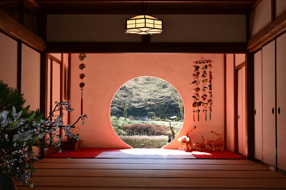 明月院：本殿の丸窓「悟りの窓」