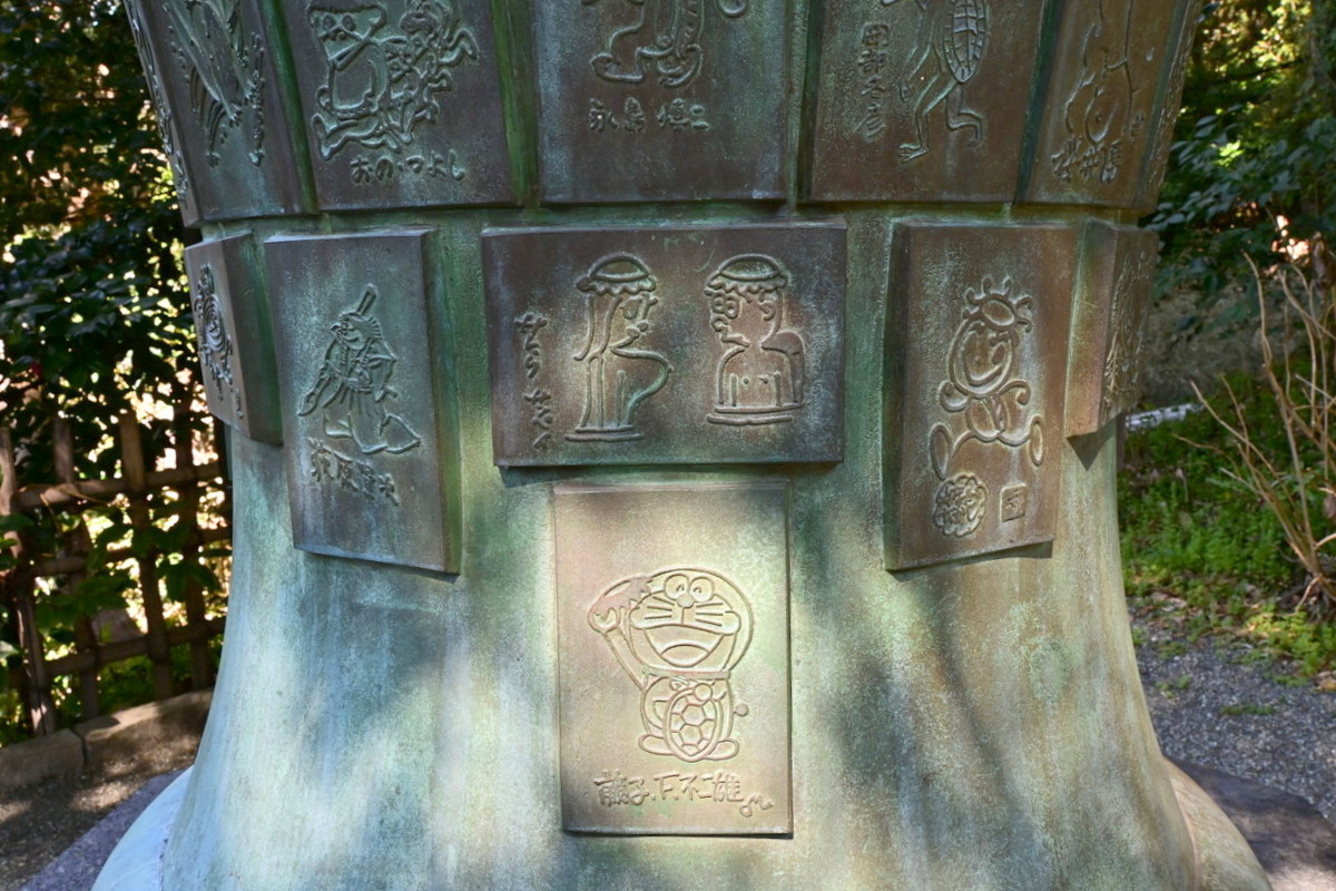 荏柄天神社：絵筆塚のドラえもん