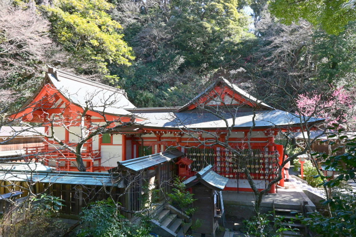 荏柄天神社の社殿（向かって左側から）