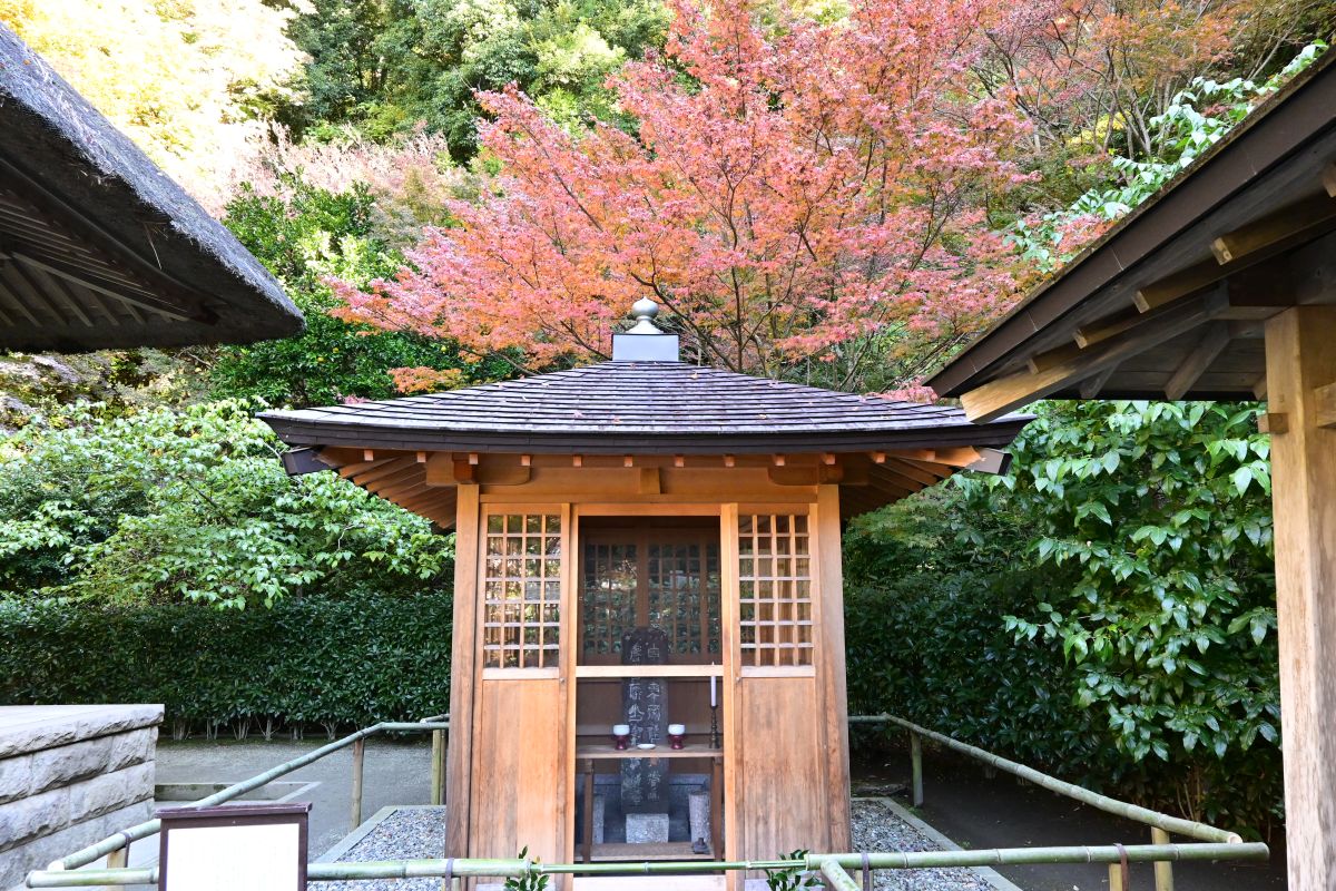 明月院：山ノ内經俊（つねとし）公墓所（2025年11月撮影）