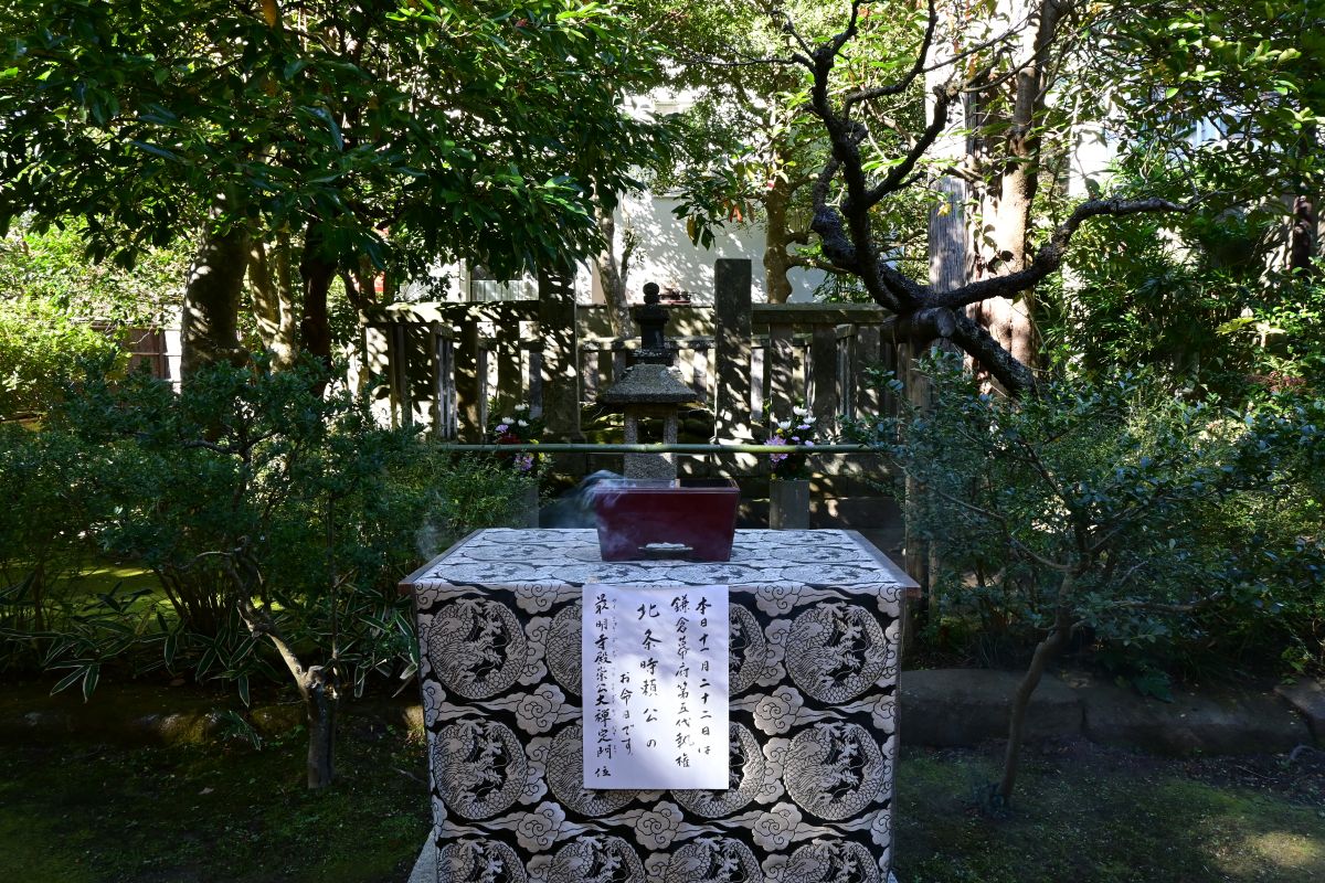 明月院：北条時頼の墓と焼香台（2025年11月撮影）