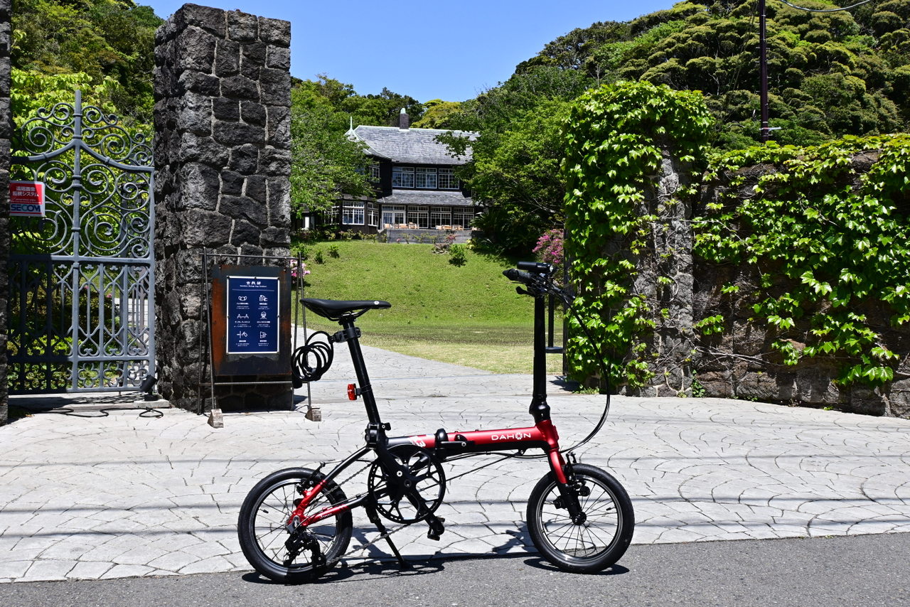 「取材」の足　愛車dahonk3 背景は鎌倉三大洋館の一つ 旧古我邸