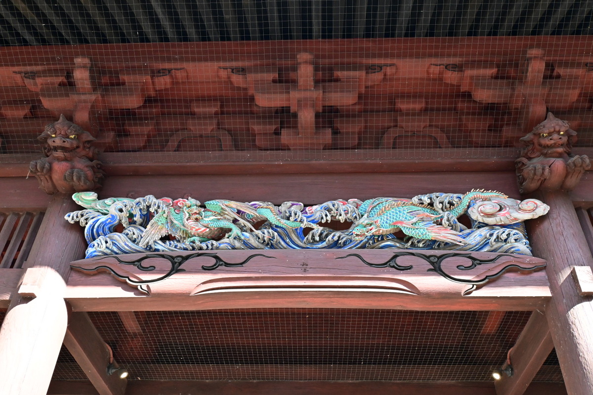 妙本寺：二天門　横たわる龍の彫刻