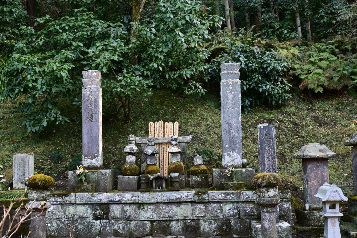 妙本寺：比企一族の墓（供養塔）