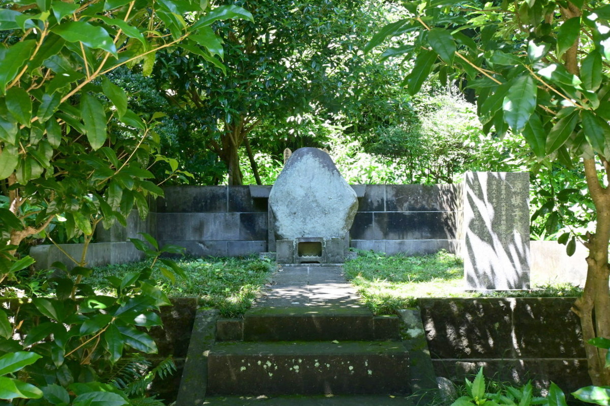 妙本寺：源よし子の墓