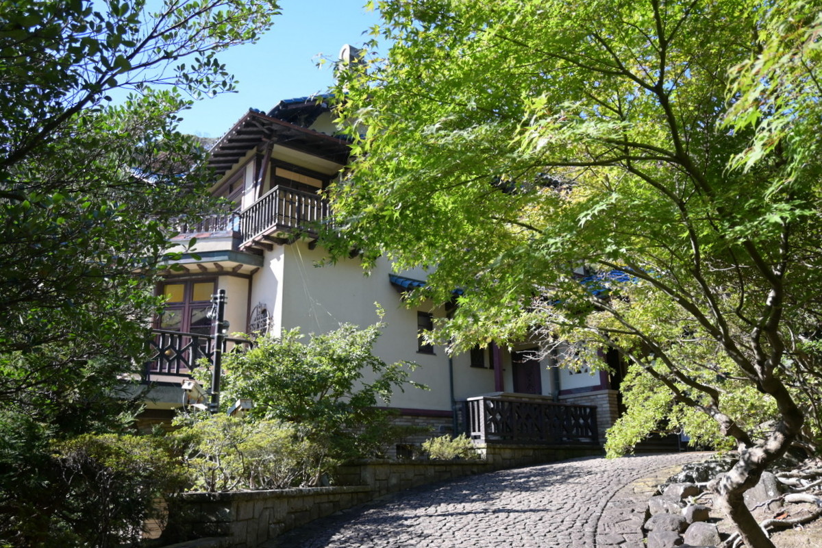 鎌倉文学館：建物入り口手前