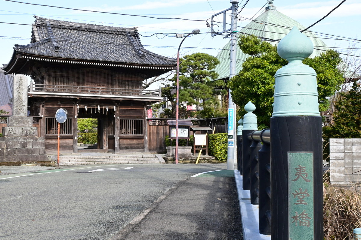 夷堂橋と本覚寺の仁王門