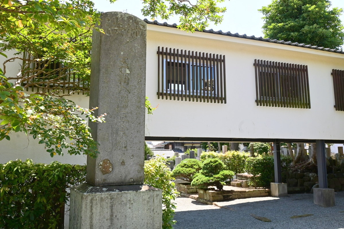 本覚寺：五郎入道正宗の碑と渡り廊下