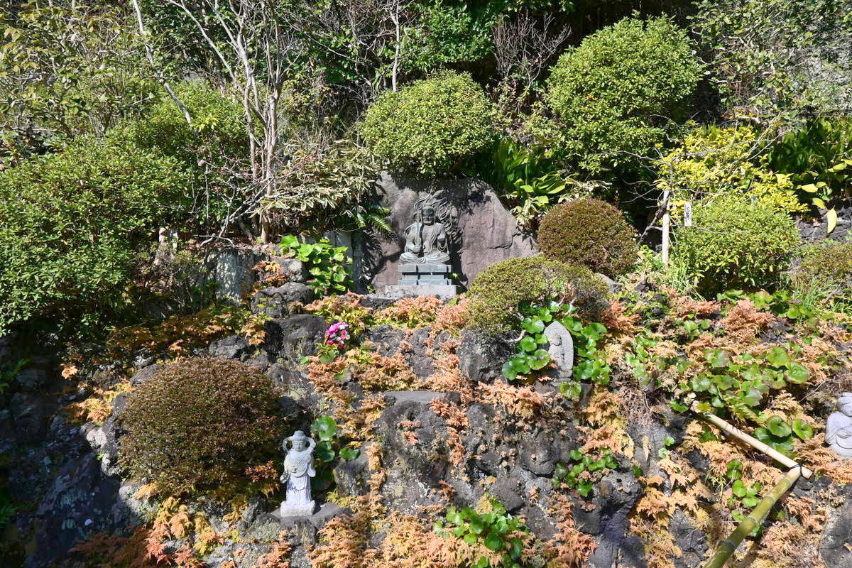 長谷寺：池の背後の崖の不動明王座像