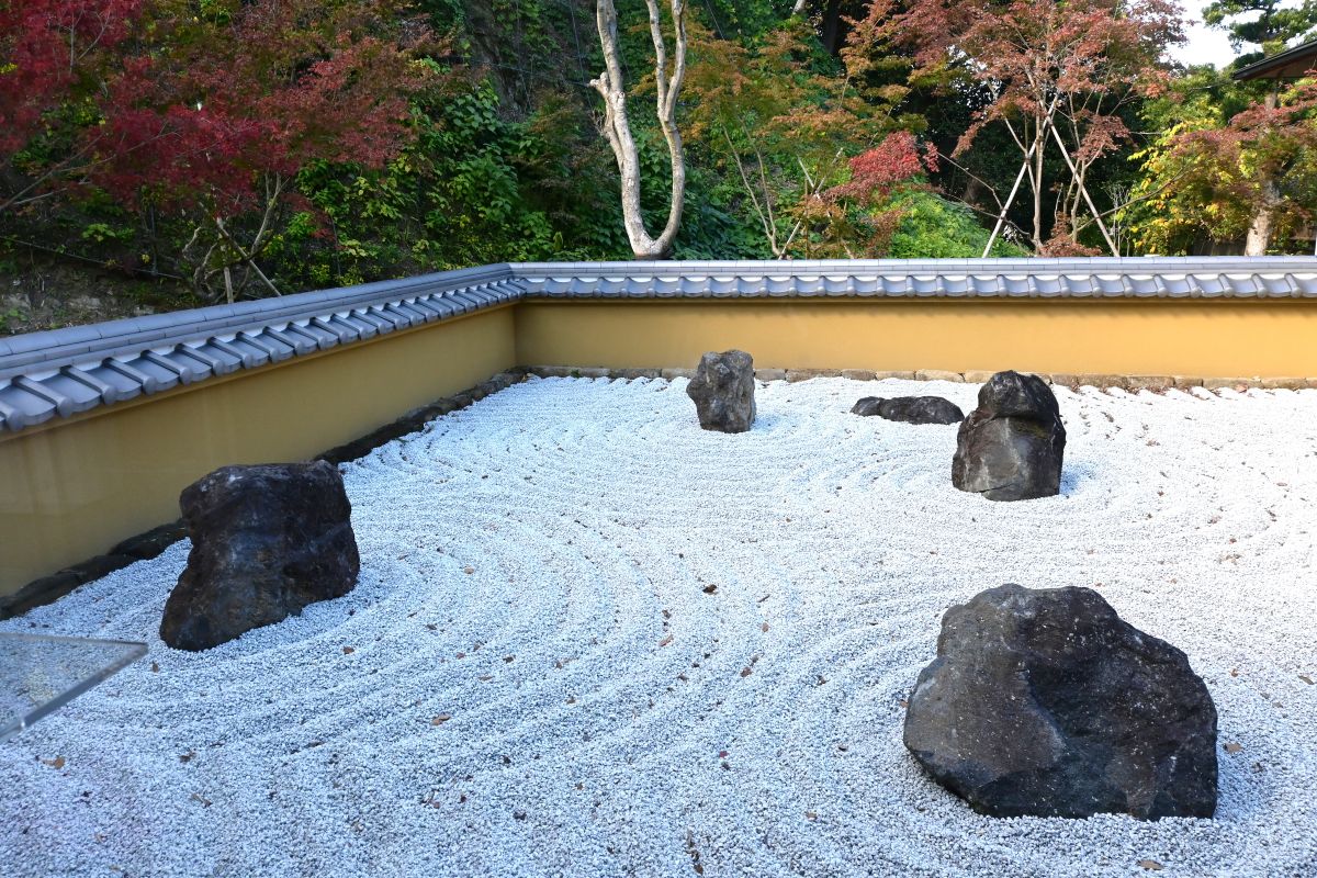 カフェ「龍華珈琲」ロビーから見る枯山水庭園