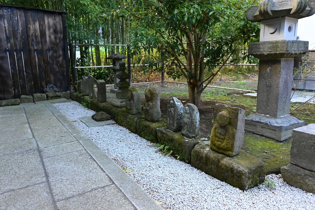 カフェ入り口手前に並ぶ石像(横から)