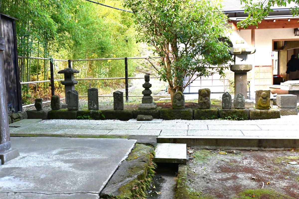 カフェ入り口手前に並ぶ石像(正面から)