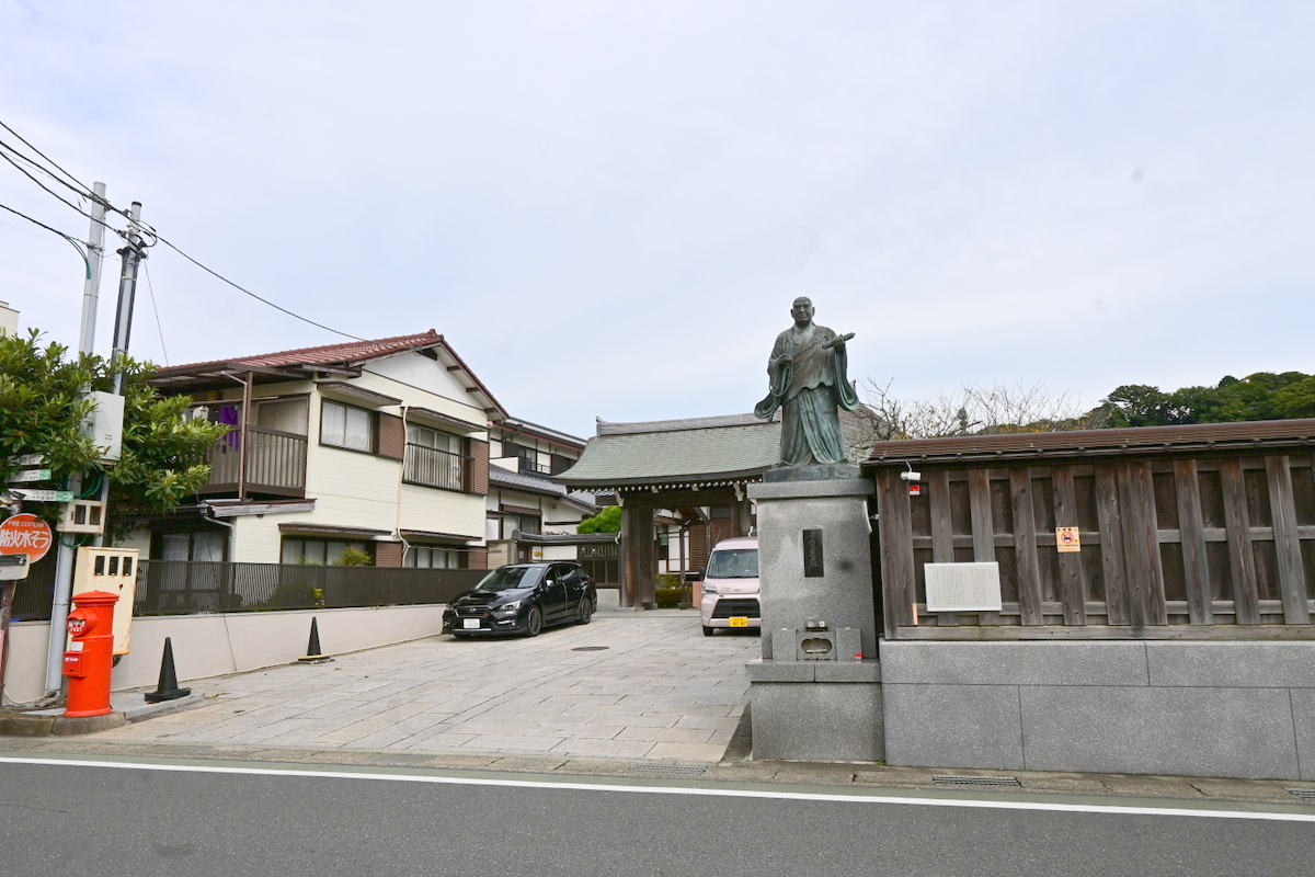 妙長寺：入り口にある日蓮像