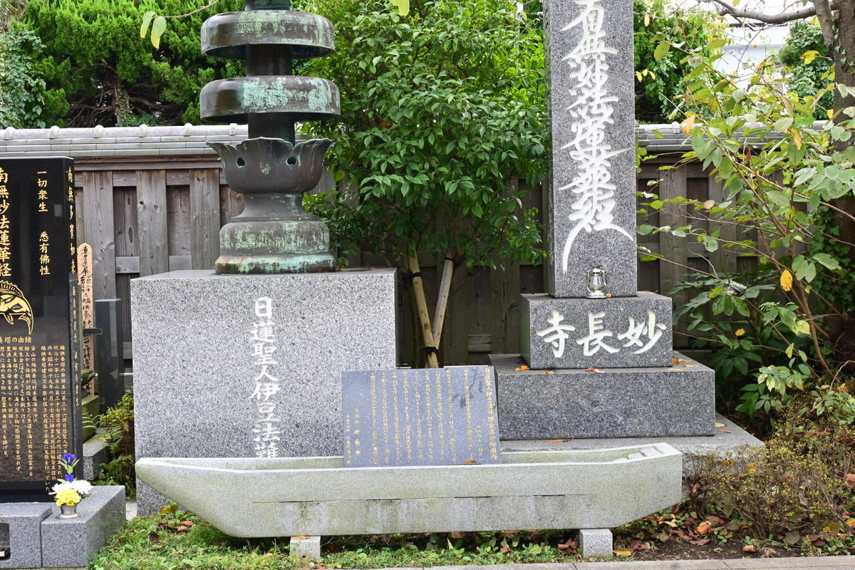 妙長寺：相輪と舟の石造模型