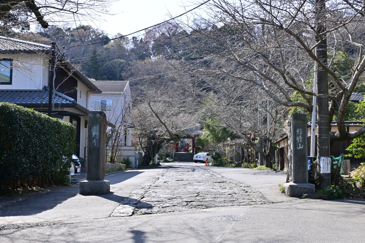 光則寺：山門に続く緩やかな坂