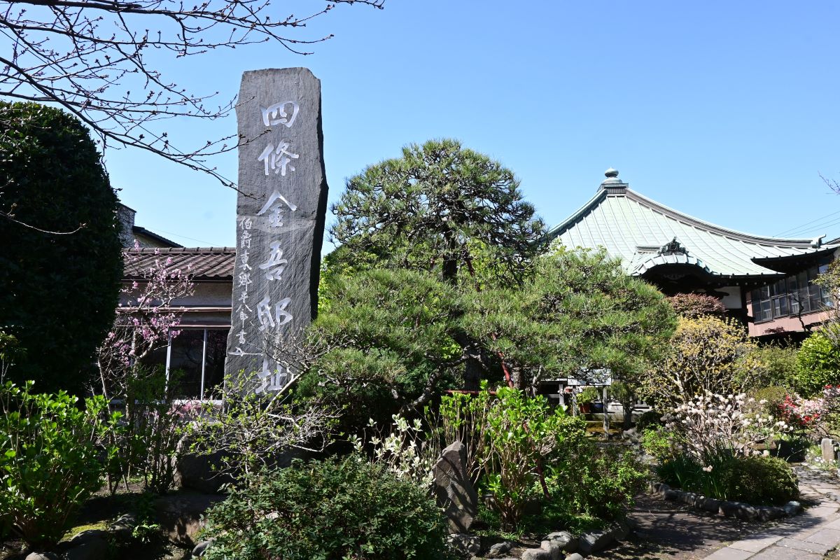 収玄寺：境内に入ると見える石碑と本堂の屋根