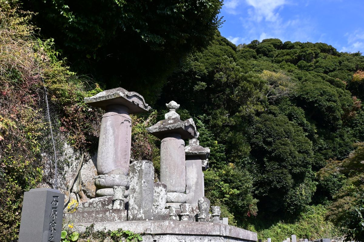 薬王寺：歴代上人の墓