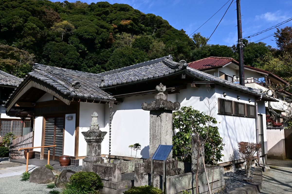 薬王寺：駿河大納言忠長公供養塔