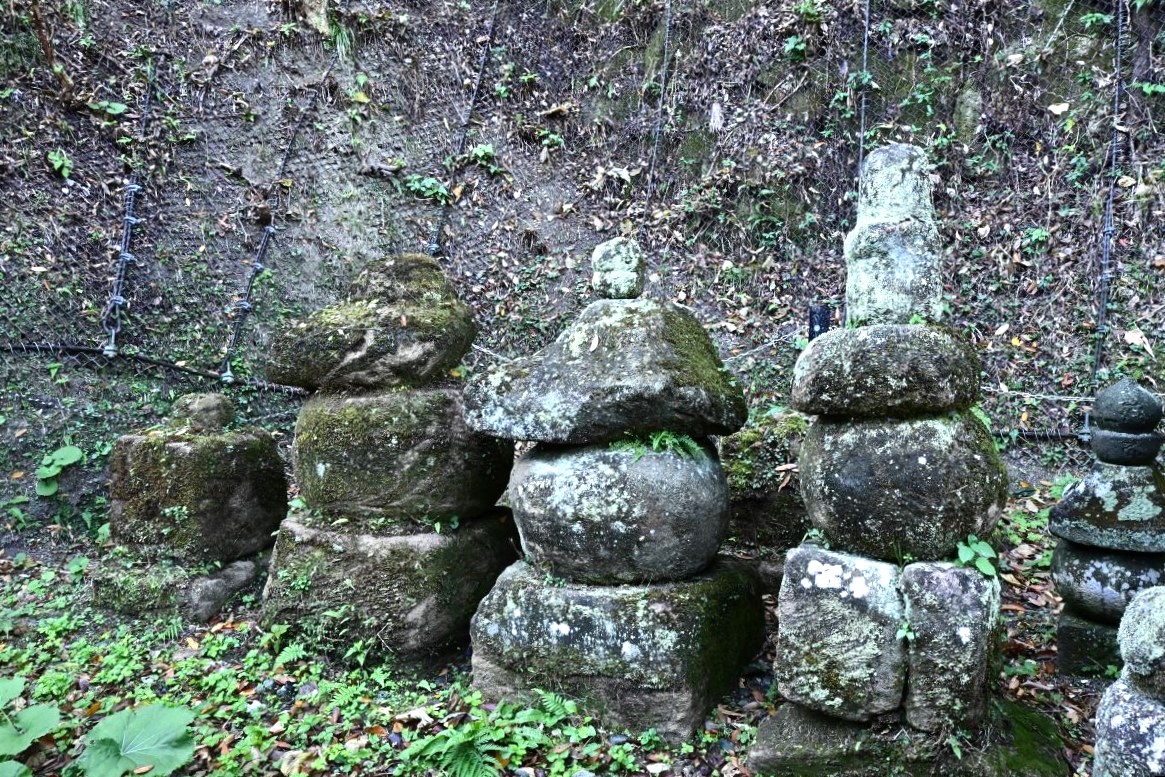 伝上杉憲方墓の石塔群