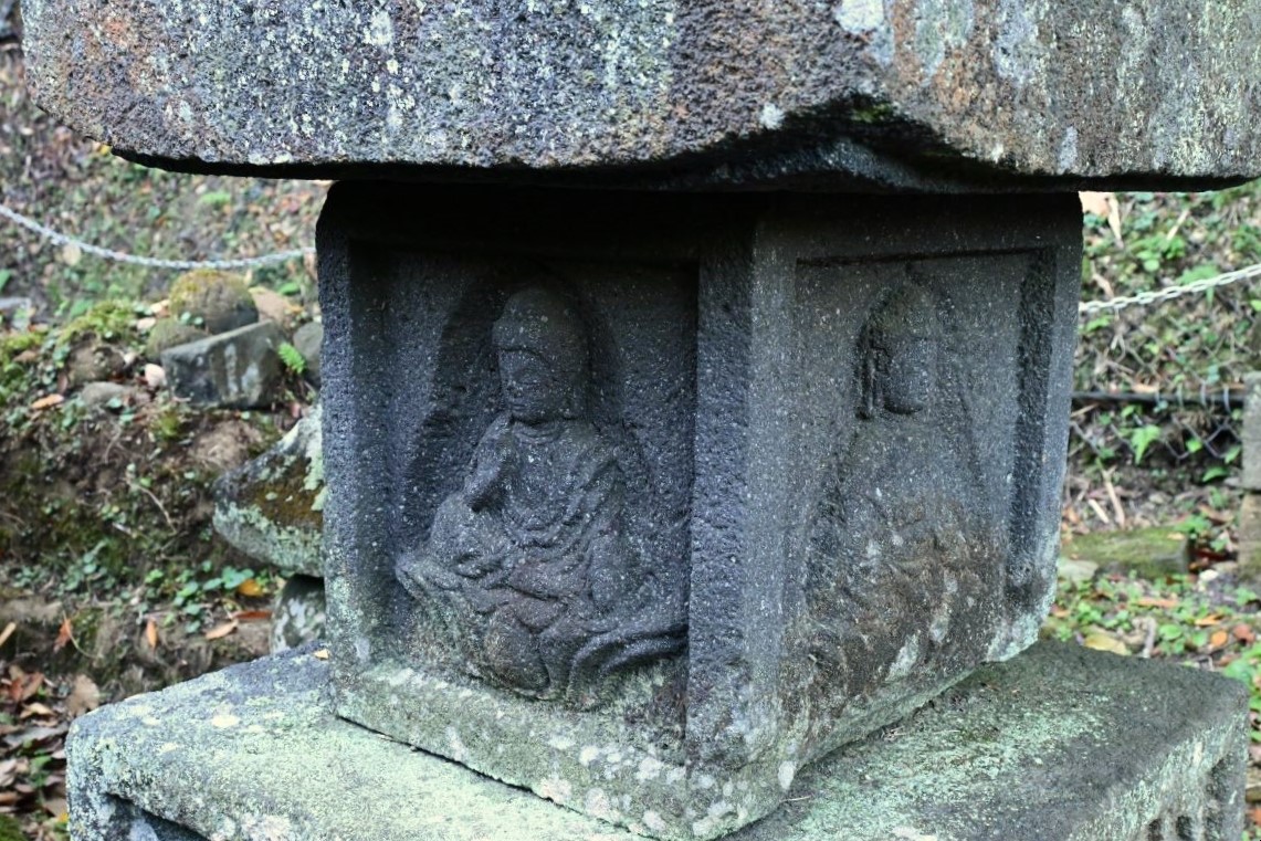 伝上杉憲方墓：塔身に刻まれた仏像
