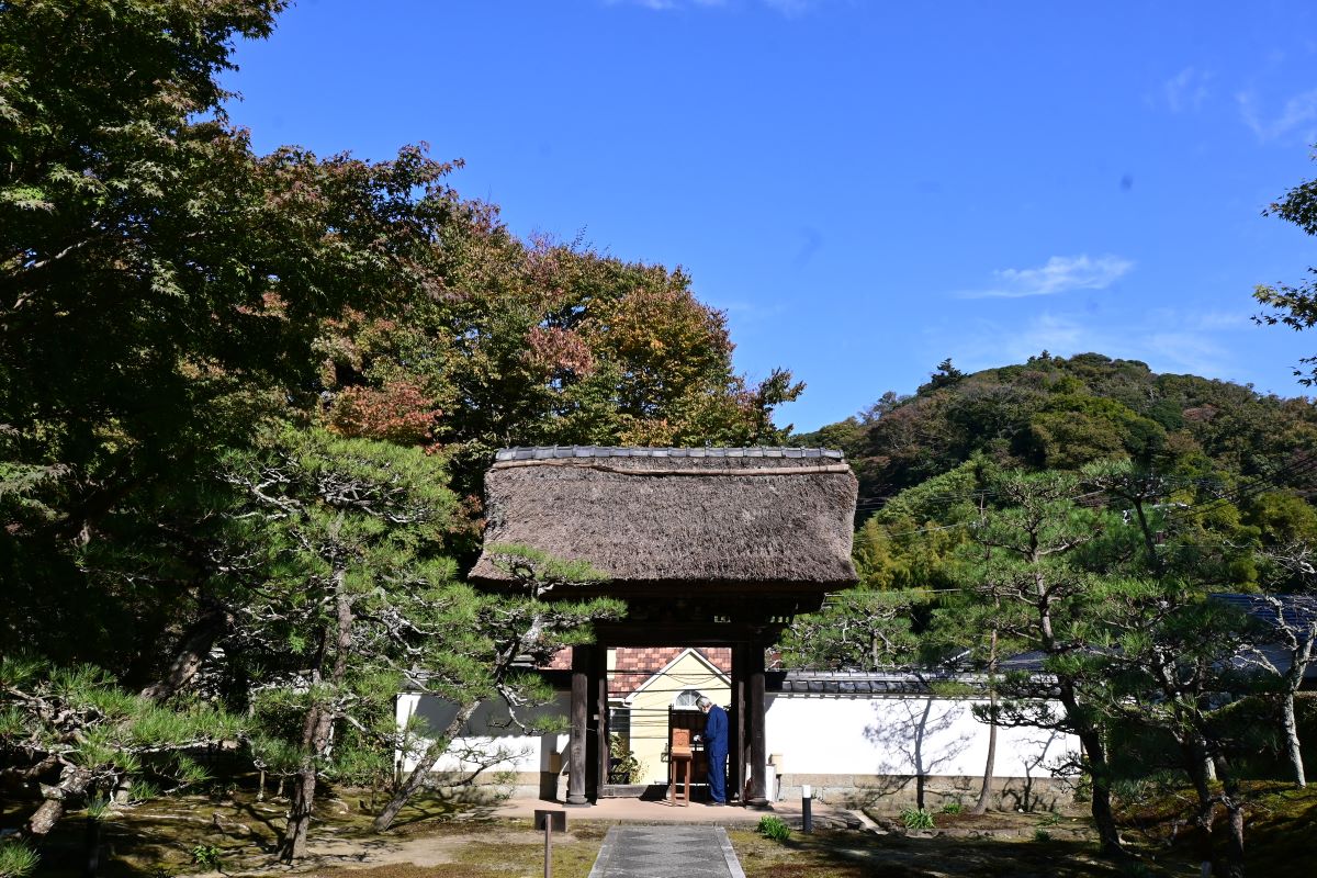 内側から見た長壽寺山門