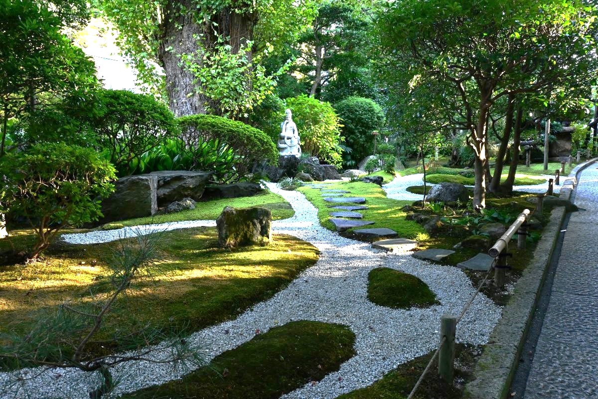 報国寺参道脇の庭園